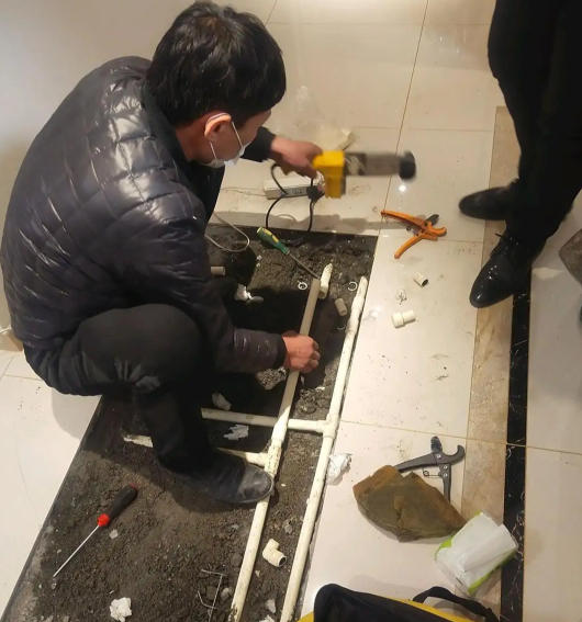 水管漏水抢修现场